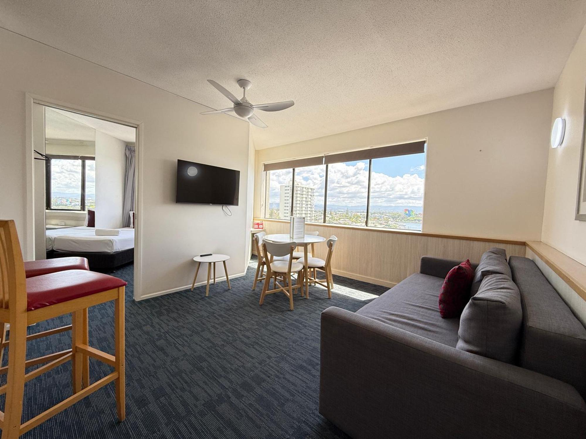 Tiki Hotel Apartments Surfers Paradise 黄金海岸 外观 照片