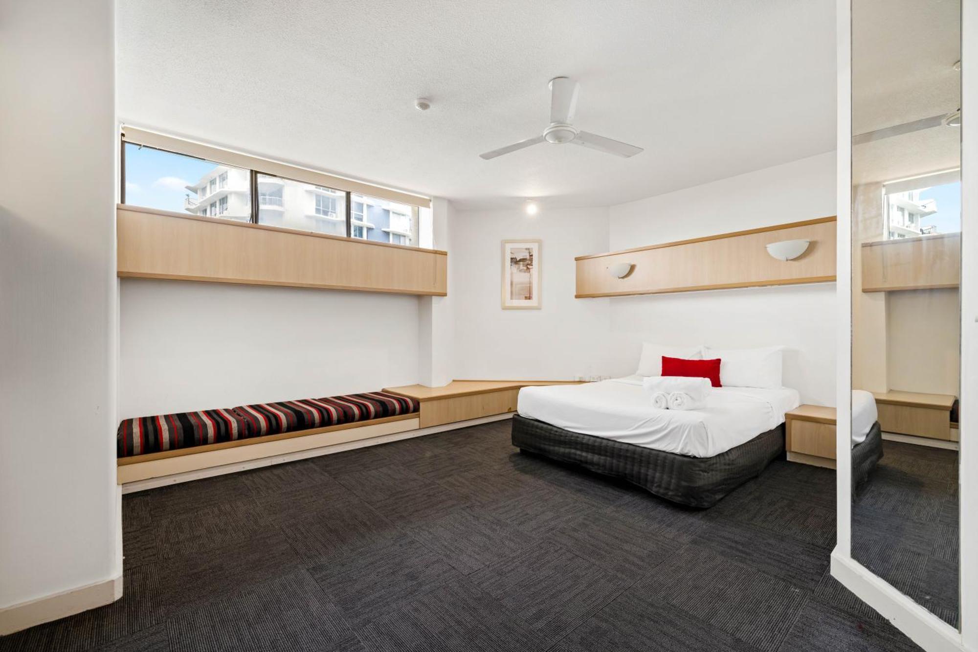 Tiki Hotel Apartments Surfers Paradise 黄金海岸 外观 照片