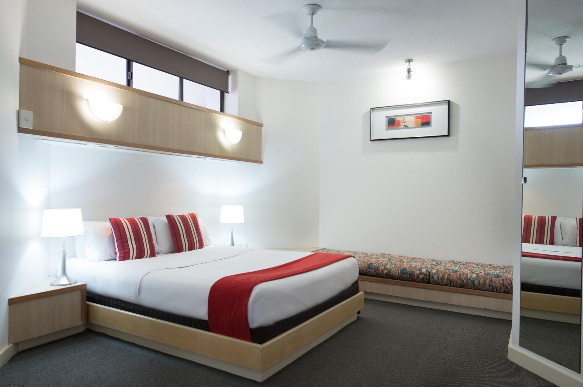 Tiki Hotel Apartments Surfers Paradise 黄金海岸 外观 照片