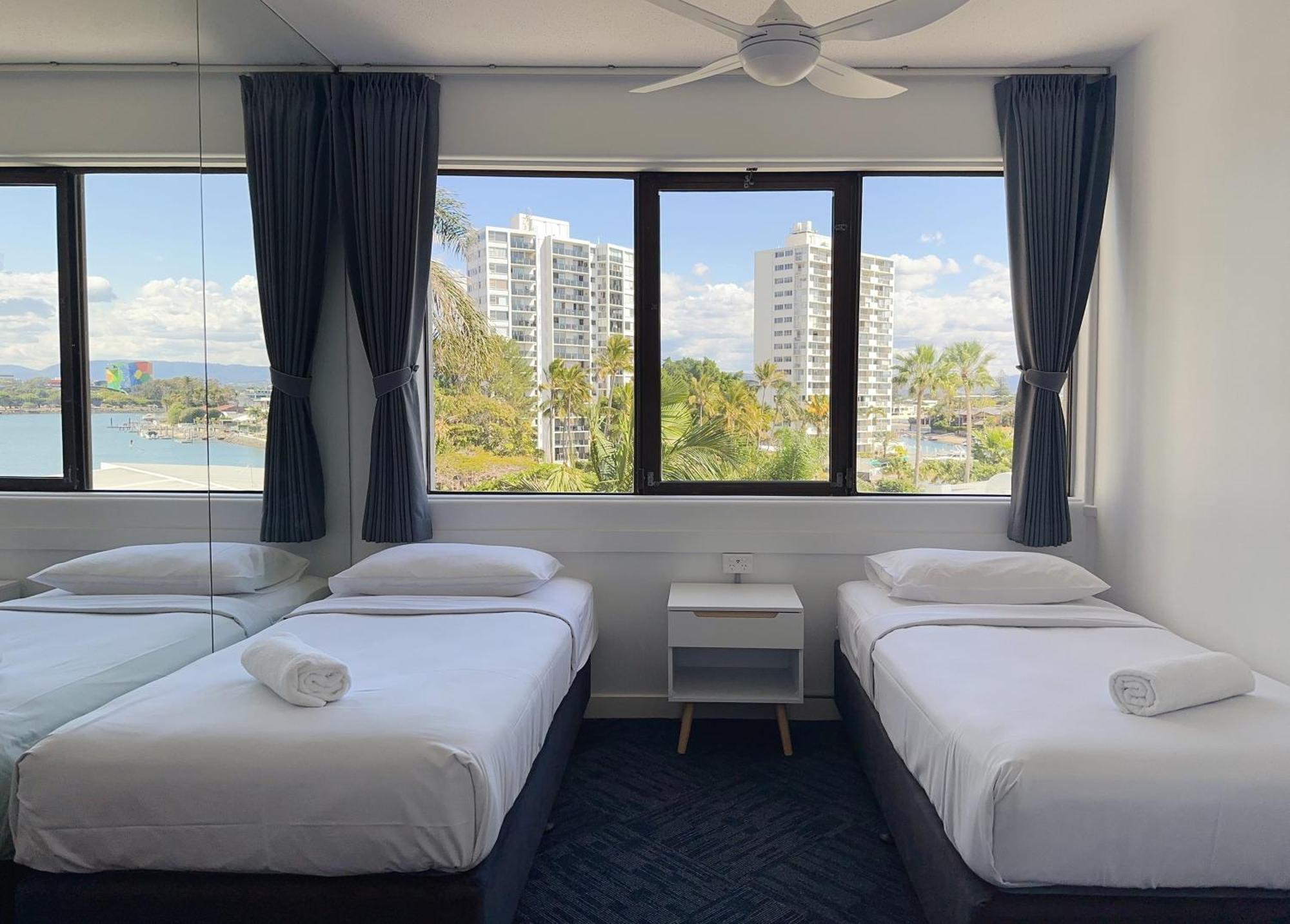 Tiki Hotel Apartments Surfers Paradise 黄金海岸 客房 照片