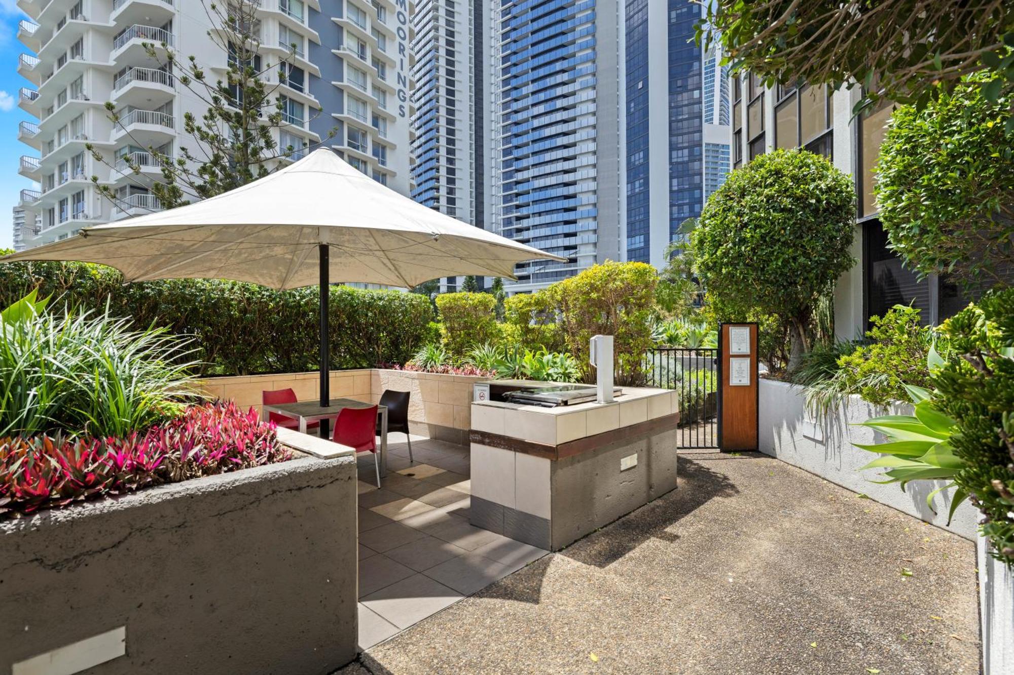 Tiki Hotel Apartments Surfers Paradise 黄金海岸 外观 照片